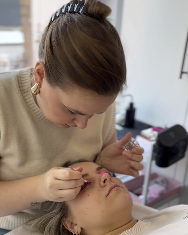 Leonie aan het werk in het salon